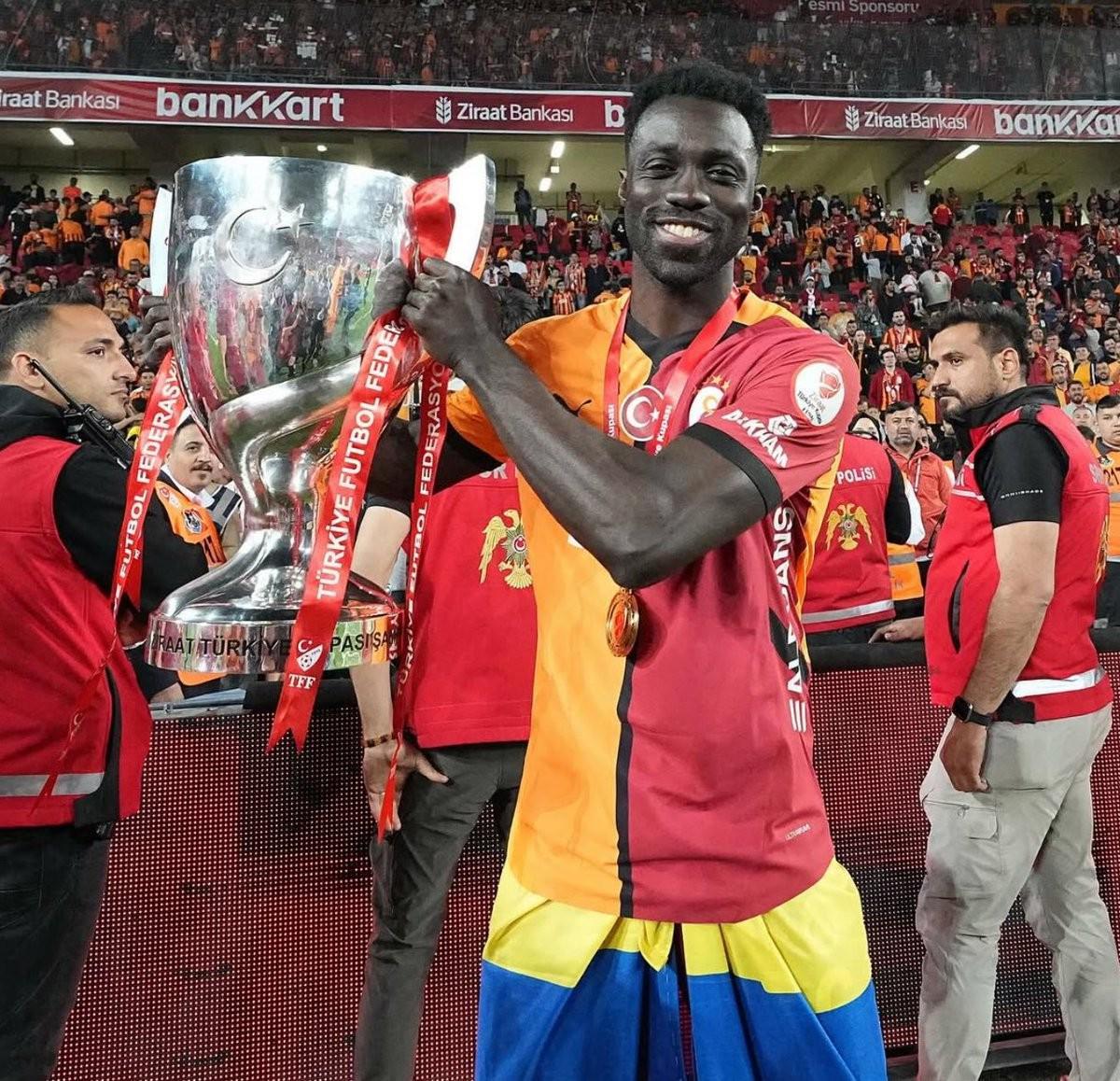 记者：达文森-桑切斯将与加拉塔萨雷签下4+1新合同